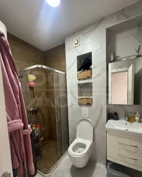 Savremeno opremljeno kupatilo sa tuš kabinom i umivaonikom. - image 5