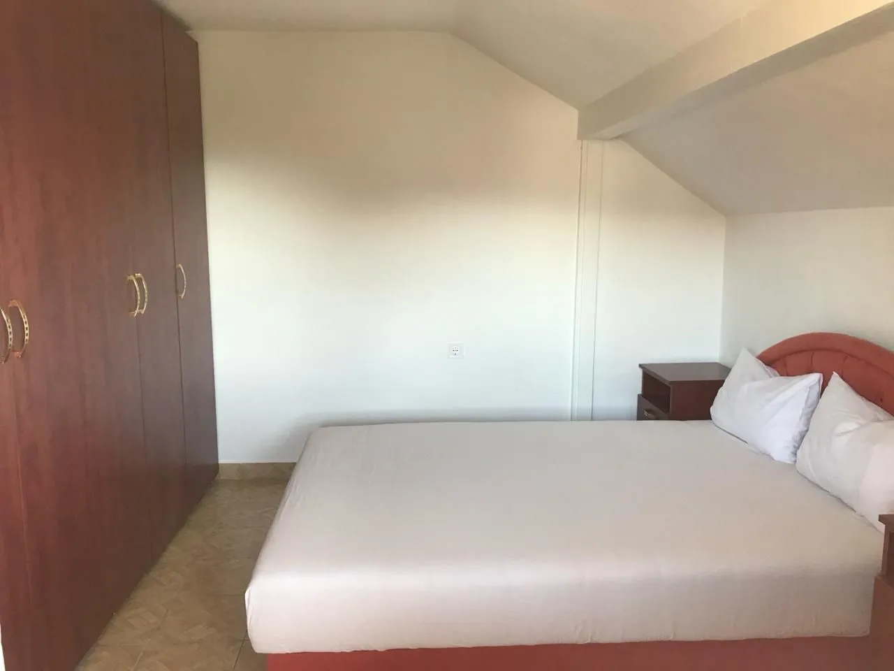 Izdavanje, kuća, 40m², Tološi, Podgorica