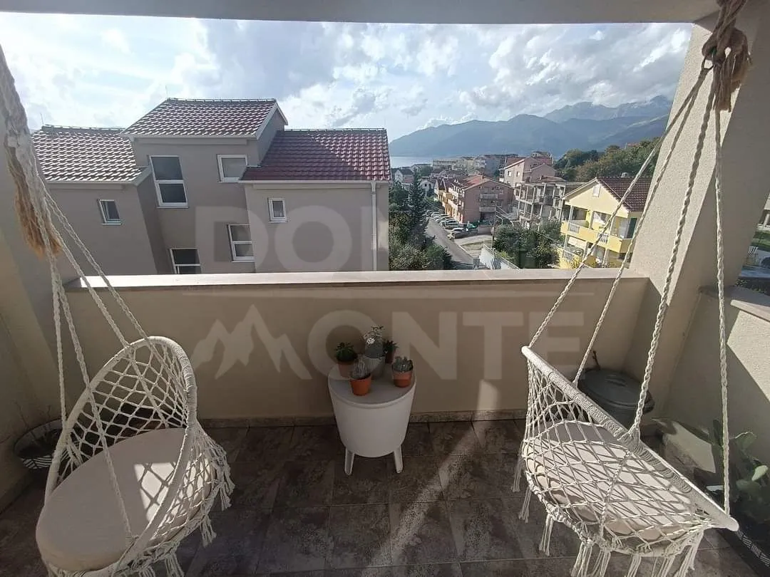 Izdavanje, trosoban stan, 100m², Tivat, Crna Gora