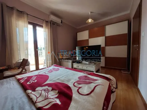 Namještena spavaća soba sa bračnim krevetom, velikim garderoberom i izlazom na terasu. - image 30