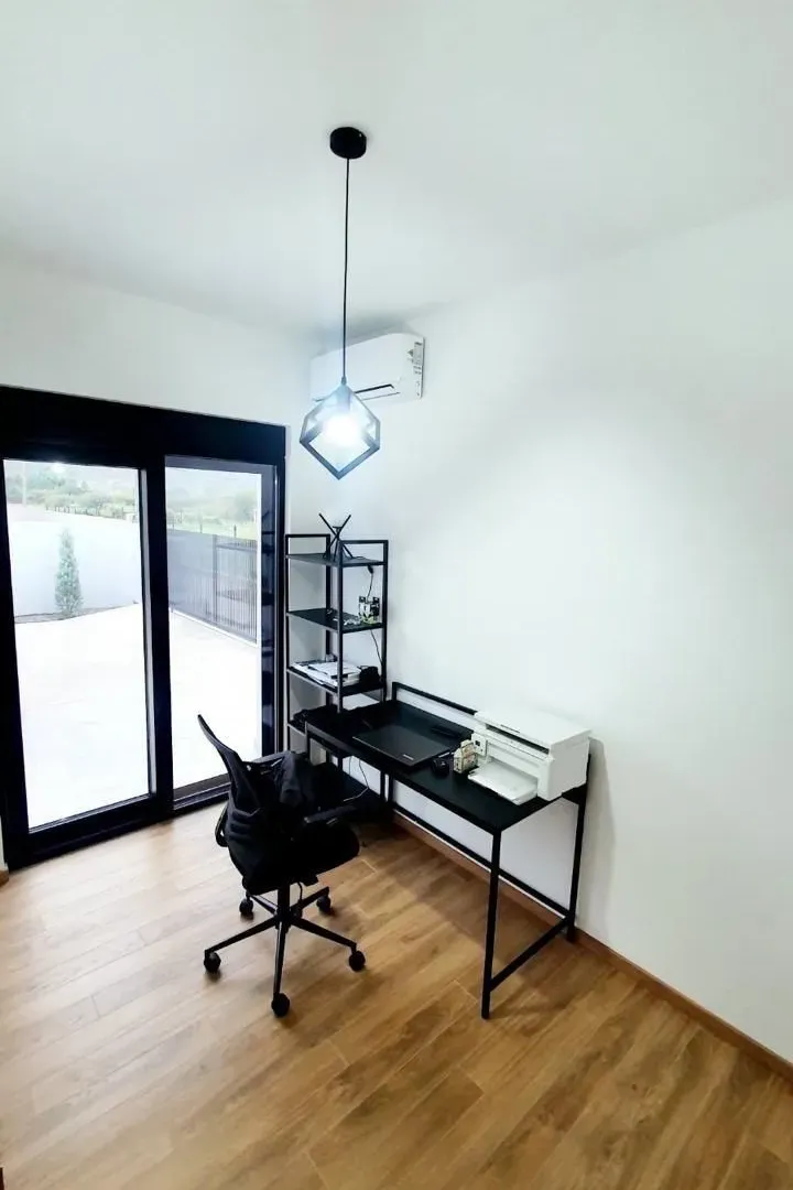 Izdavanje, kuća, 190m², Tološi, Podgorica
