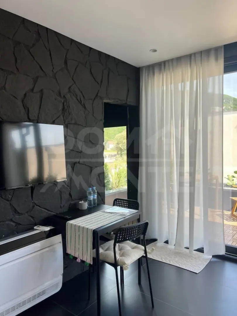Living room with a dining table and access to the terrace.