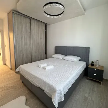 Namještena spavaća soba sa bračnim krevetom i ugradnim plakarom. - image 5