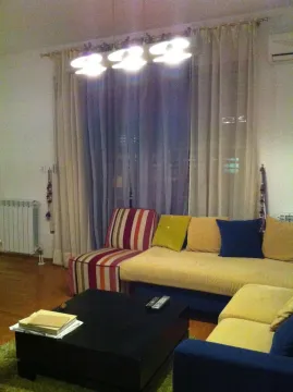 Dnevna soba sa garniturom i crnim klub stolom. - image 2