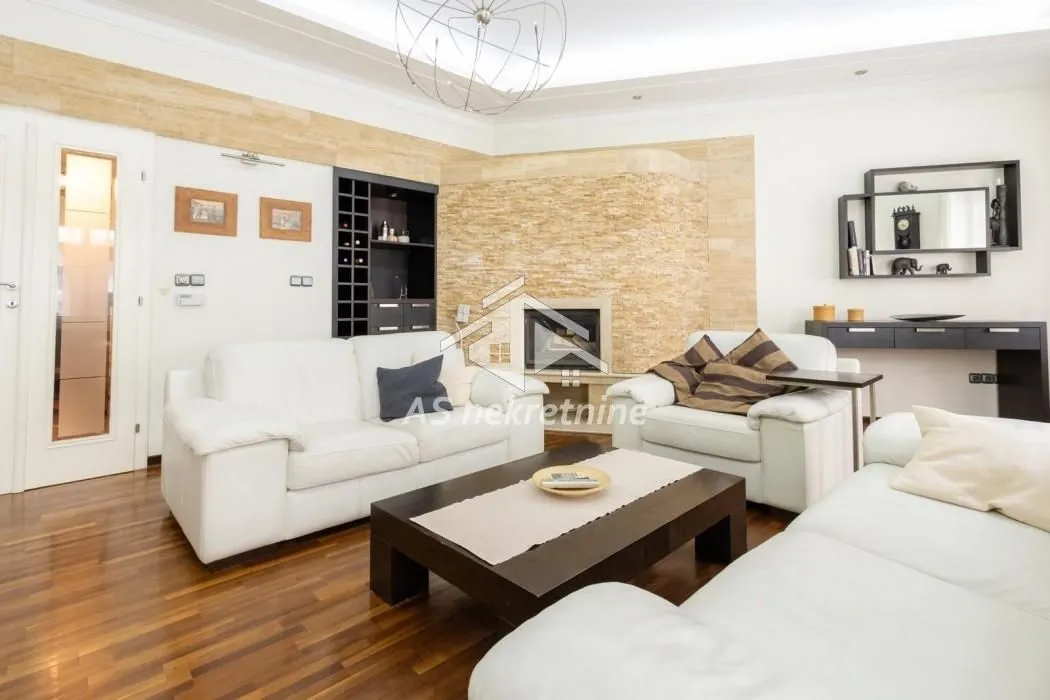 Izdavanje, četvorosoban stan, 140m², Obilićev Venac, Beograd