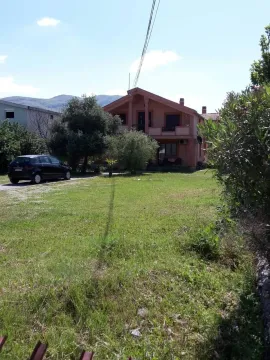 Porodična kuća sa prostranim dvorištem okružena zelenilom. - image 7
