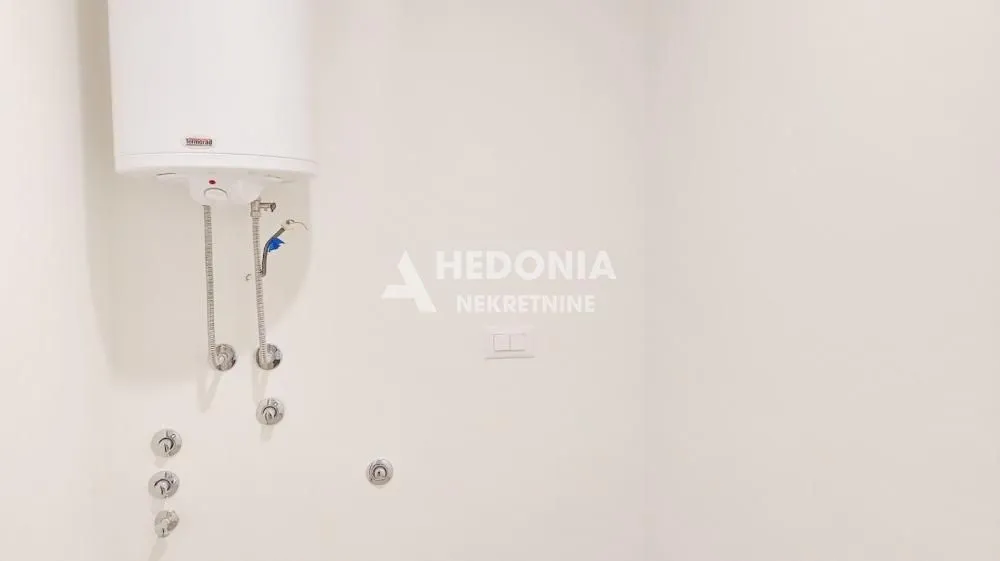 Prikaz dela kupatila sa postavljenim bojlerom i priključcima za instalacije.