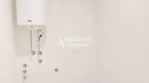 Prikaz dela kupatila sa postavljenim bojlerom i priključcima za instalacije. - image 7