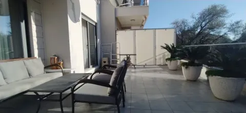 Prostrana terasa sa udobnom garniturom za sjedenje i ukrasnim biljkama. - image 17