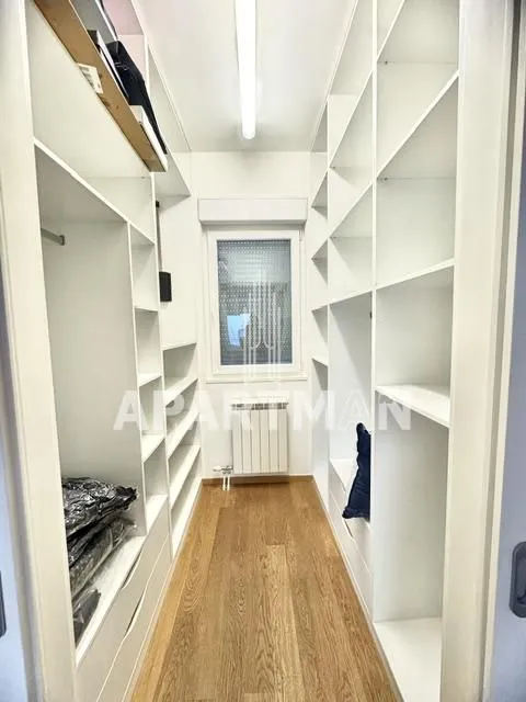 Izdavanje, trosoban stan, 240m², Vukov Spomenik, Zvezdara Sve Podlokacije