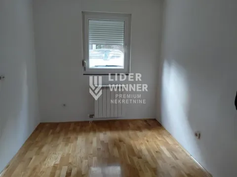 Prazna soba sa drvenim podom i jednim prozorom. - image 3
