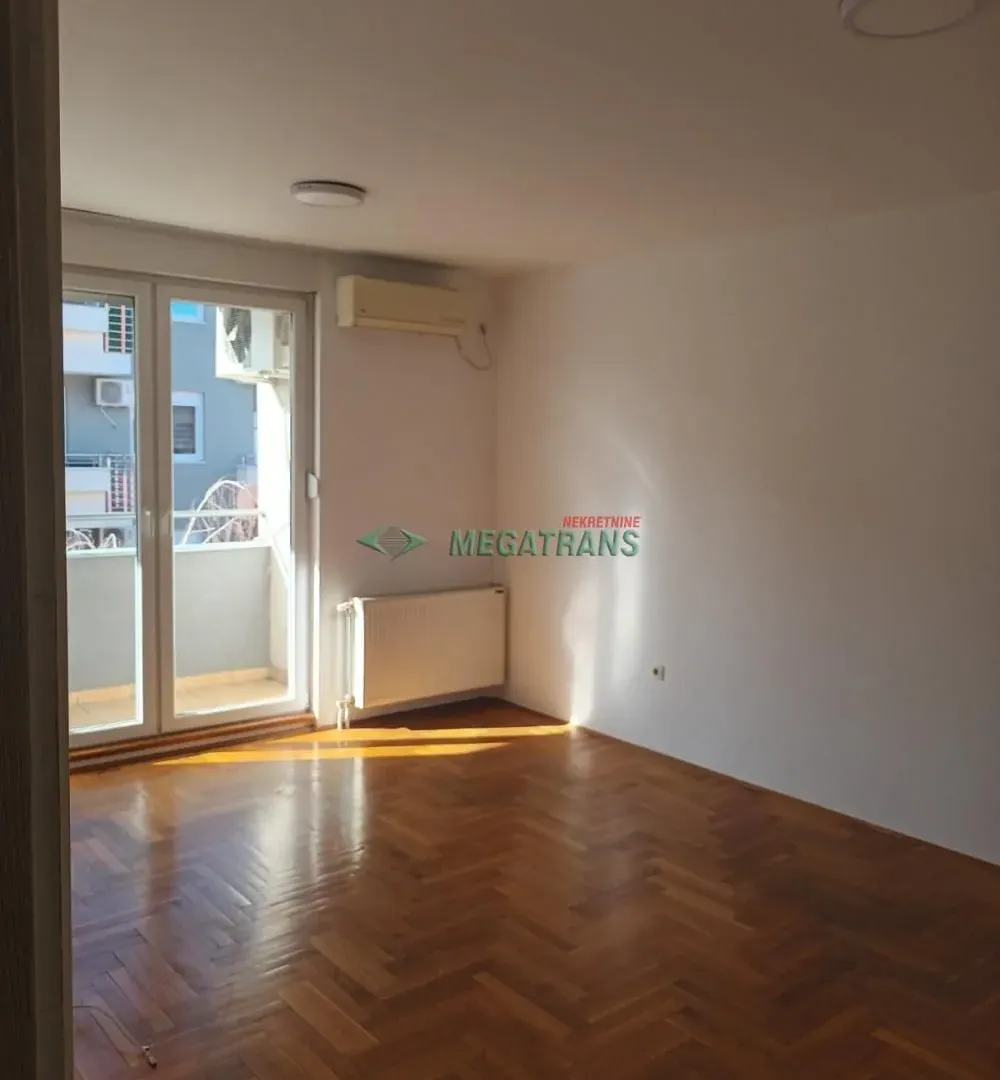 Izdavanje, četvorosoban stan, 100m², Centar, Novi Sad