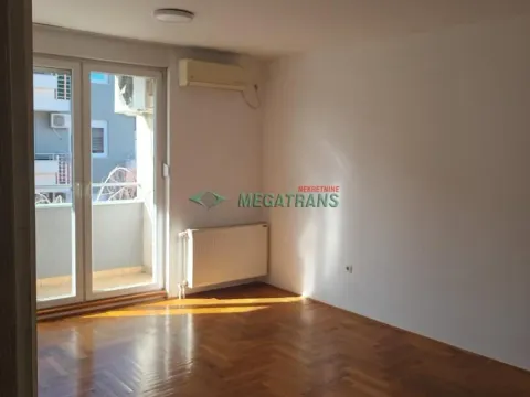 Izdavanje, četvorosoban stan, 100m², Centar, Novi Sad - image 2
