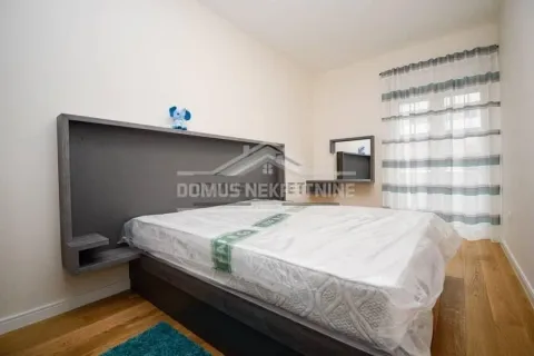 Namještena spavaća soba sa bračnim krevetom i prozorom. - image 8