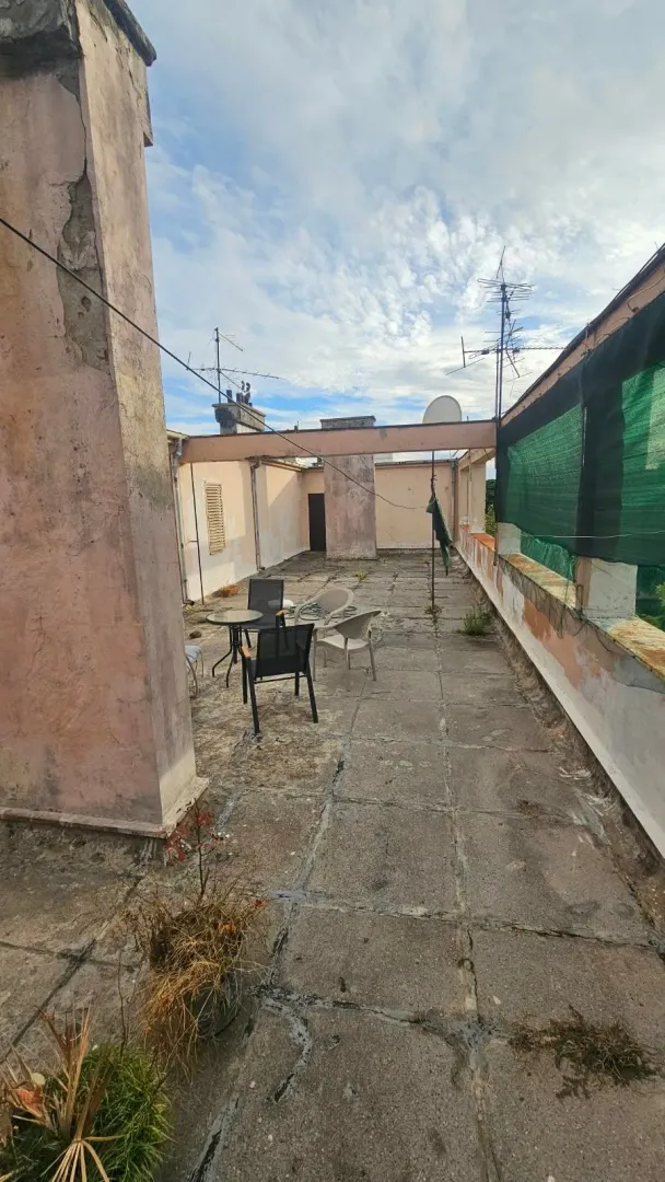 Prostrana krovna terasa sa garniturom za sedenje.