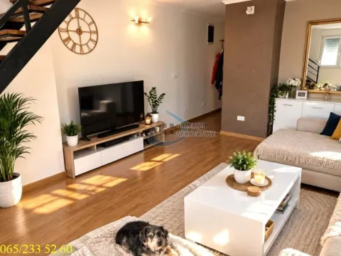 Dnevna soba sa garniturom, televizorom i stepeništem. - image 2