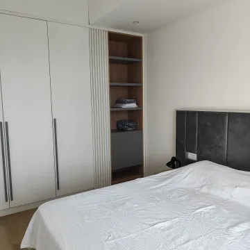 Moderna spavaća soba sa bračnim krevetom, ugradnim plakarom i otvorenim policama. - image 8