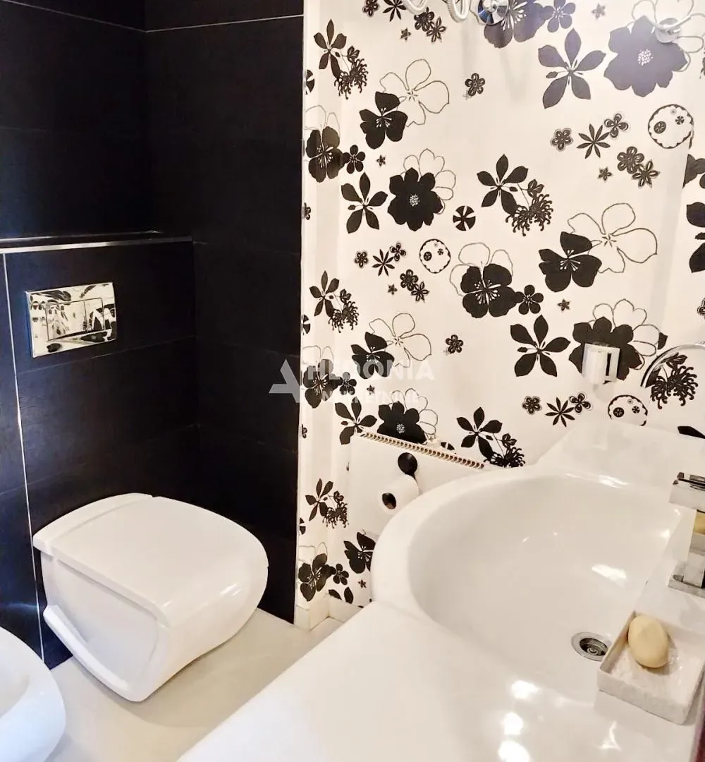 Izdavanje, četvorosoban stan, 120m², Savski Venac, Beograd