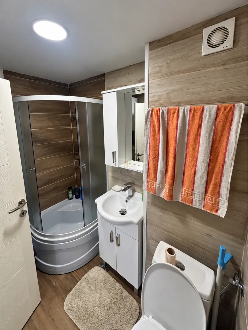 Manje kupatilo sa tuš kabinom, umivaonikom i wc šoljom.