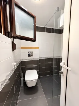 Moderne kupatilo sa tuš kabinom i ugradnim WC šoljom. - image 9