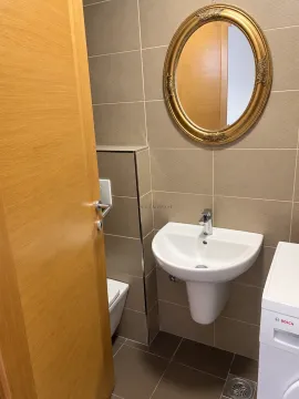 Kupatilo sa umivaonikom, ogledalom u zlatnom ramu i toaletom. - image 5