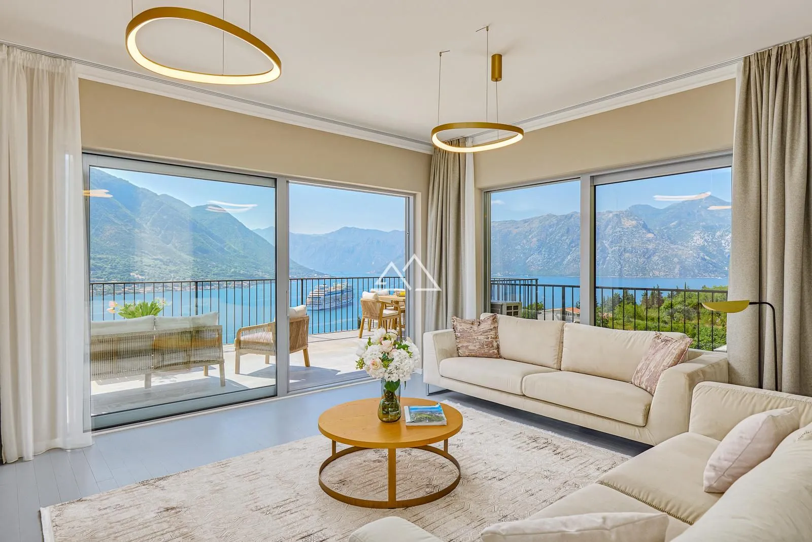 Sale, three bedroom apartment, 158m², Dobrota, Kotor