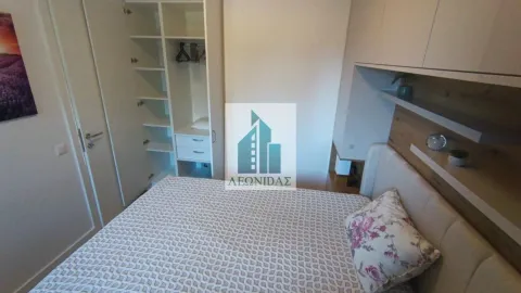 Nameštena spavaća soba sa bračnim krevetom i ugradnim ormarom. - image 13