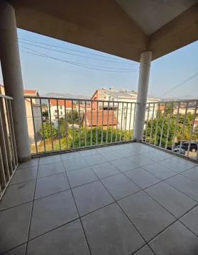 Natkrivena terasa sa popločanim podom i bijelom ogradom. - image 6