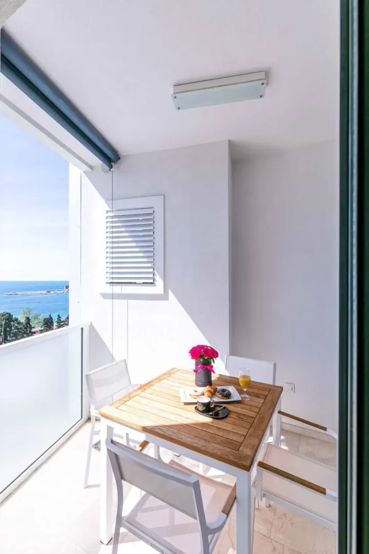 Izdavanje, jednosoban stan, 77m², Tre Canne, Budva