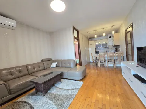 Izdavanje, trosoban stan, 60m², Stari Aerodrom, Podgorica - image 5