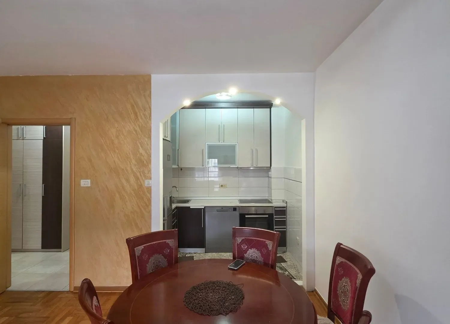 Izdavanje, dvosoban stan, 54m², Tuški Put, Podgorica