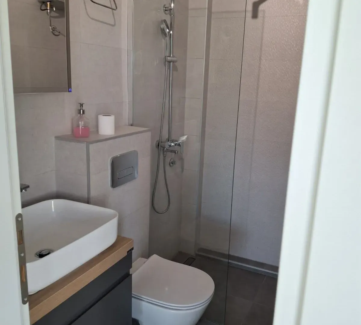 Izdavanje, dvosoban stan, 66m², Centar, Tivat