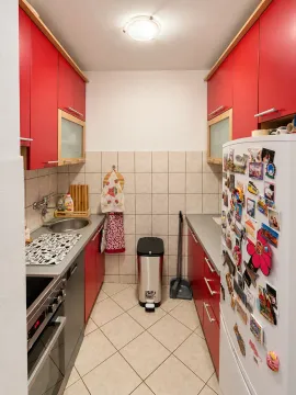 Manja kuhinja sa crvenim elementima i ugradnim kućnim aparatima. - image 5