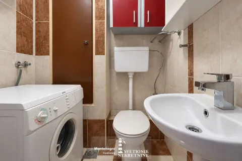 Manje kupatilo sa umivaonikom, toaletom i veš mašinom. - image 11