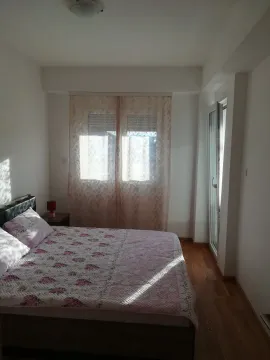 Spavaća soba sa bračnim krevetom, prozorom sa zavjesama i izlazom na terasu. - image 5