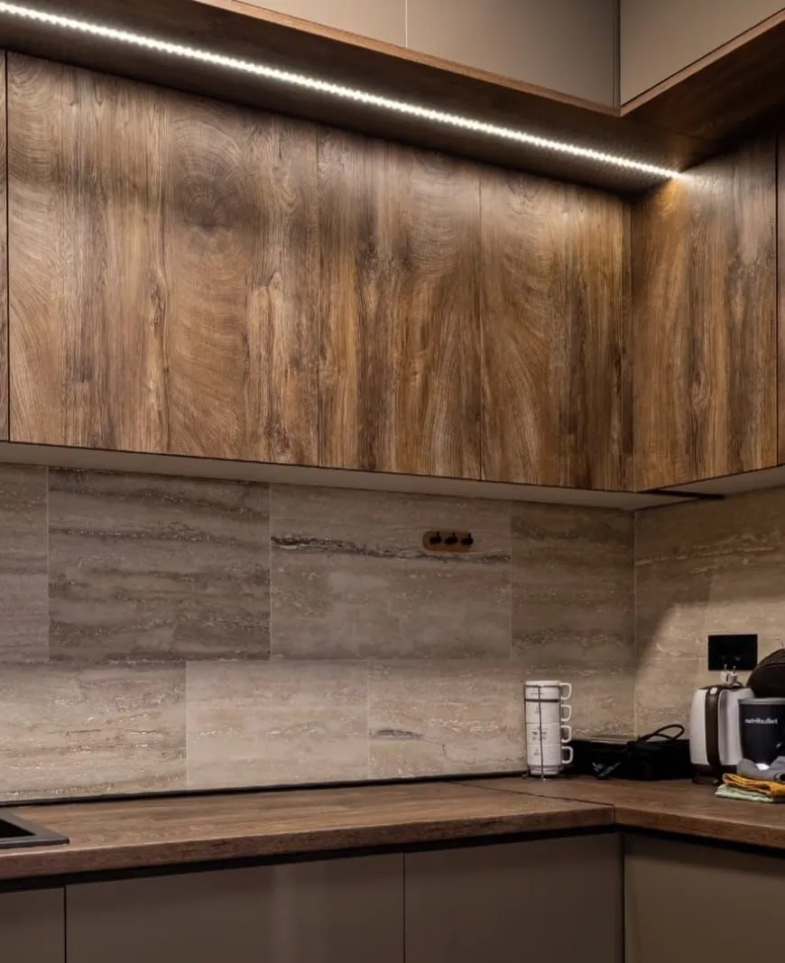 Detalj kuhinje sa drvenim elementima i LED rasvjetom.