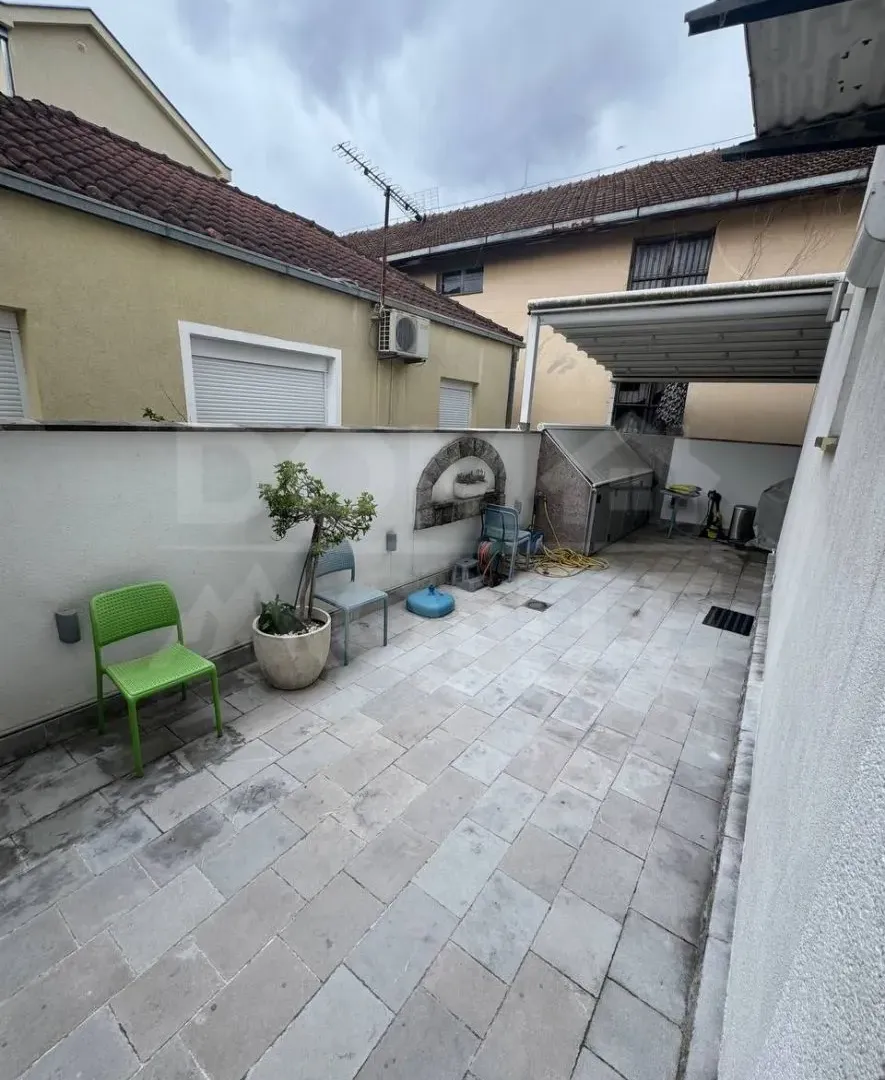 Izdavanje, dvosoban stan, 75m², Centar, Tivat