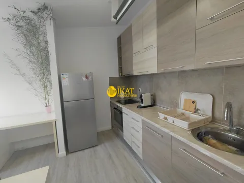 Kuhinja sa drvenim elementima, frižiderom i sudoperom. - image 7