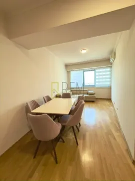 Dnevna soba sa trpezarijom i garniturom za sjedenje. - image 6