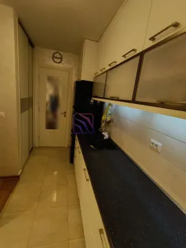 Manja kuhinja sa sudoperom, radnom pločom i gornjim elementima. - image 10