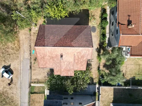 Pogled iz vazduha na kuću sa dvoriijem. - image 3