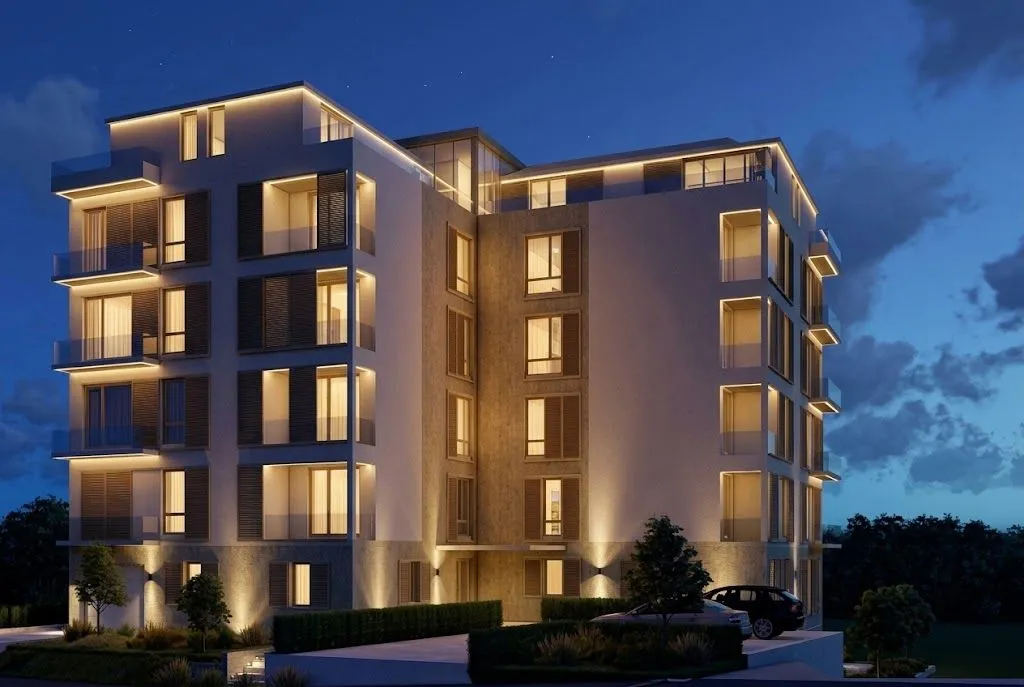 Noćni prikaz eksterijera moderne višestambene zgrade sa osvjetljenjem.