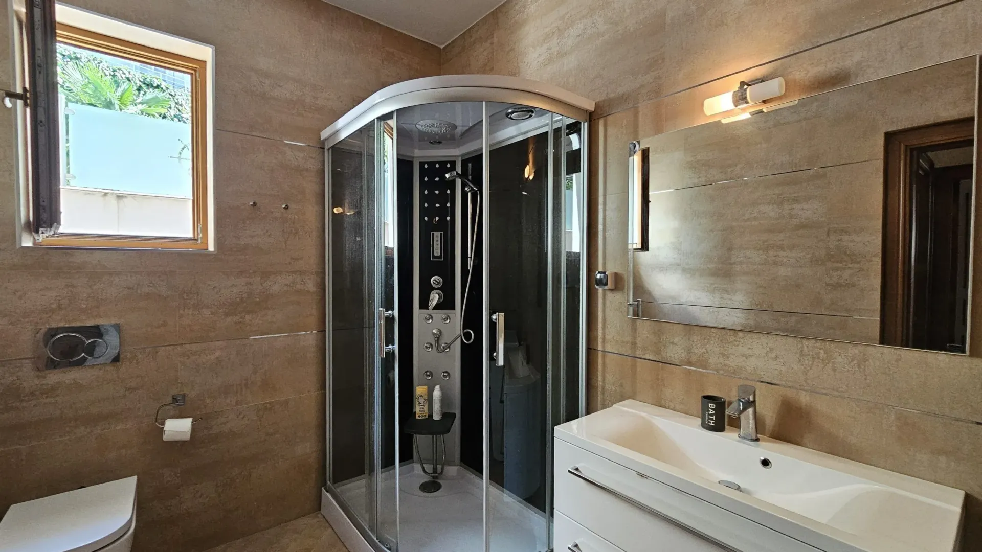 Prodaja, dvosoban stan, 106m², Dobrota, Kotor