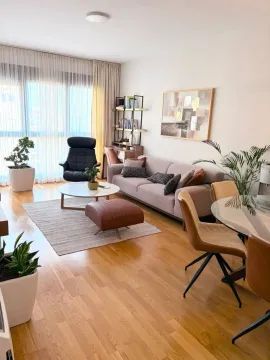 Svijetao dnevni boravak sa garniturom, trpezarijom i radnim kutkom. - image 3