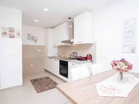 Izdavanje, jednosoban stan, 57m², Centar, Tivat - image 2