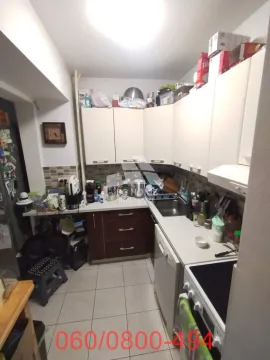 Manja kuhinja sa belim visećim elementima i aparatima. - image 8