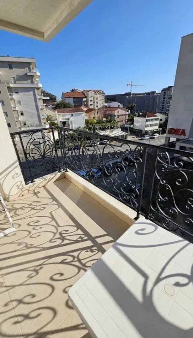 Izdavanje, jednosoban stan, 48m², Bečići, Budva