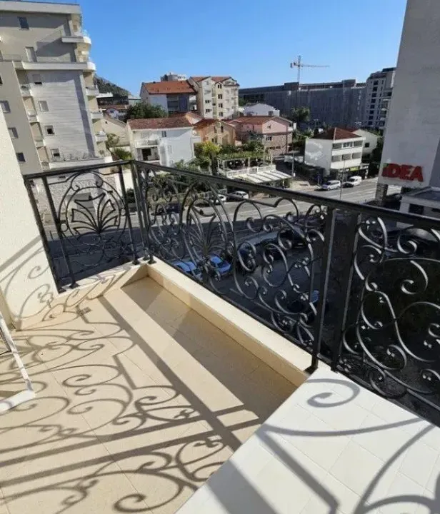 Izdavanje, jednosoban stan, 48m², Bečići, Budva