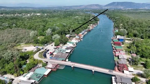 Pogled iz vazduha na rijeku i objekte uz obalu sa ucrtanom strelicom. - image 2