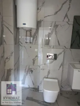 Moderno kupatilo obloženo keramičkim pločicama sa sanitarijama i bojlerom. - image 6